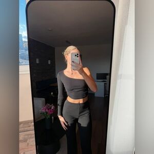 Black One-Shoulder Long Sleeve Top